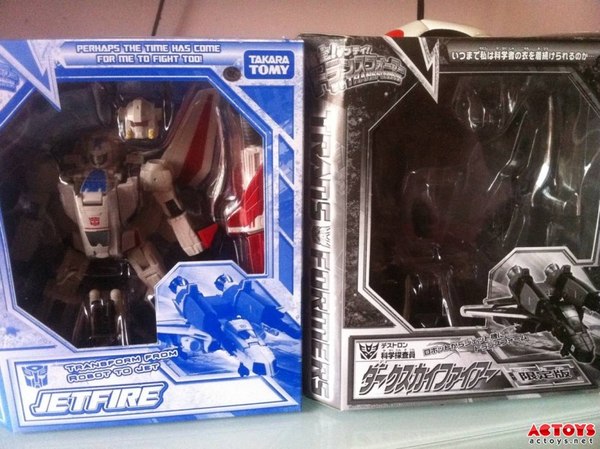 First Looks At Cybertron Con 2013 Henkei Jetfire Out Of The Box Images Show Exclusive Figure Details  (6 of 15)